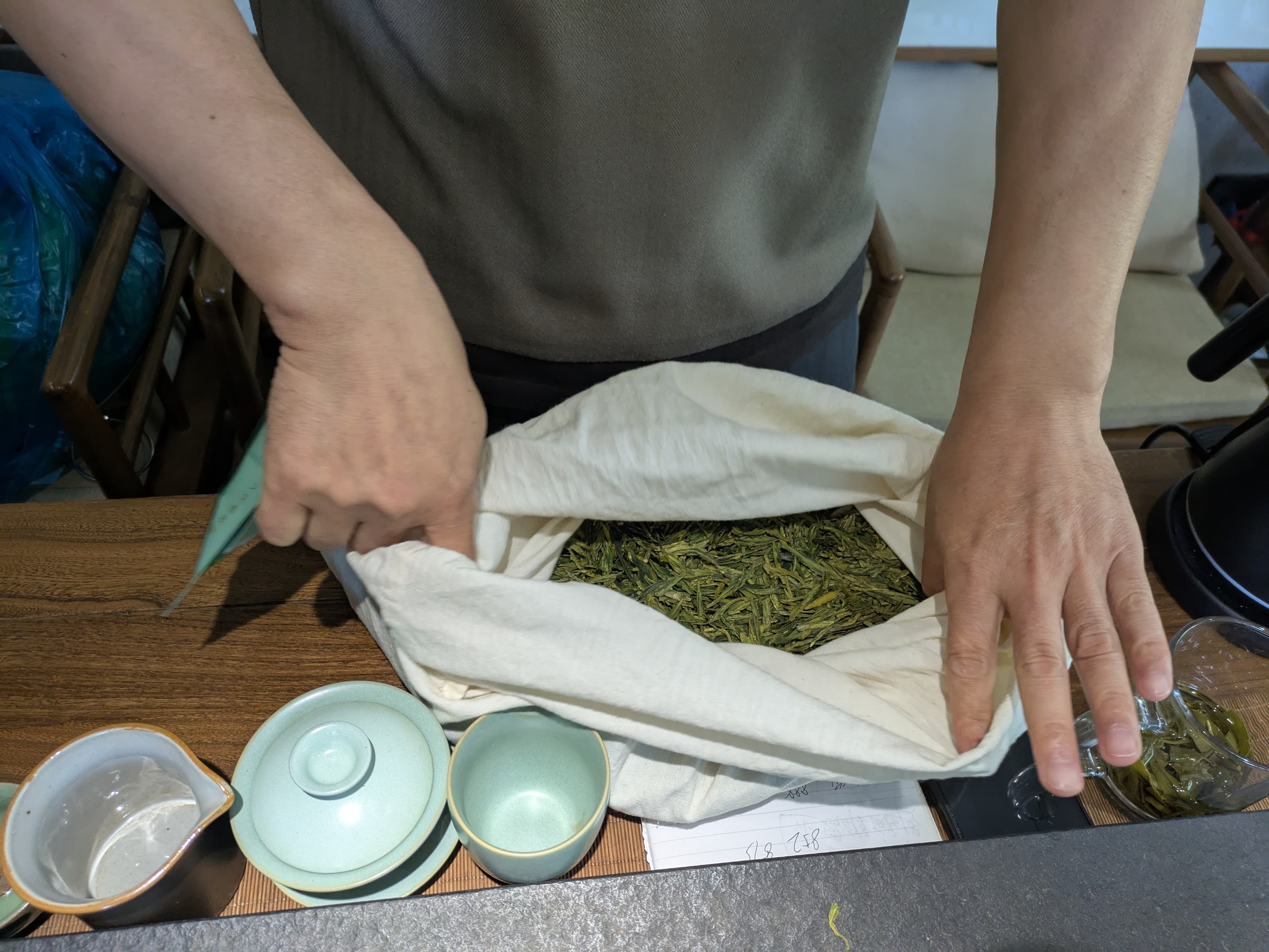Minghou harvested tea in Hangzhou